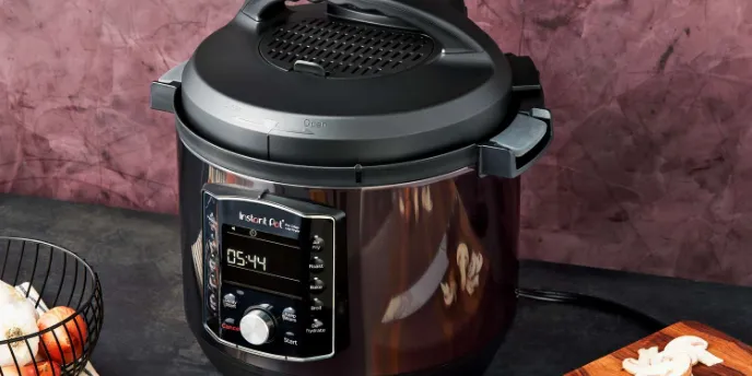 Multi-Use Pressure Cooker Air Fryer 8-quart