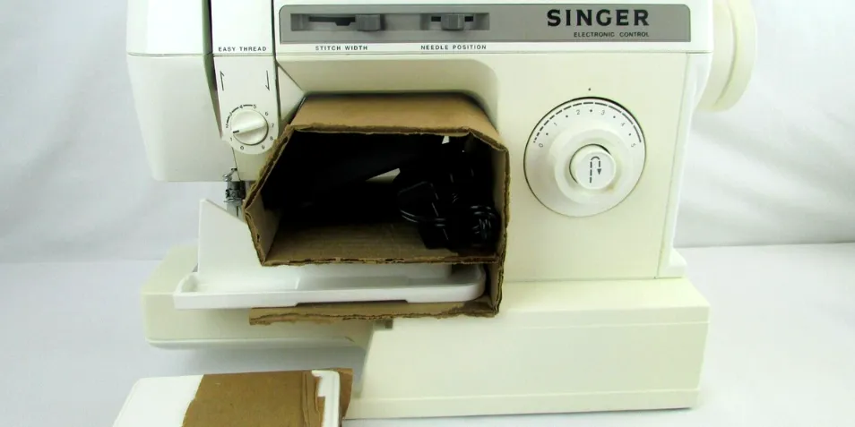 Sewing Machine 4832