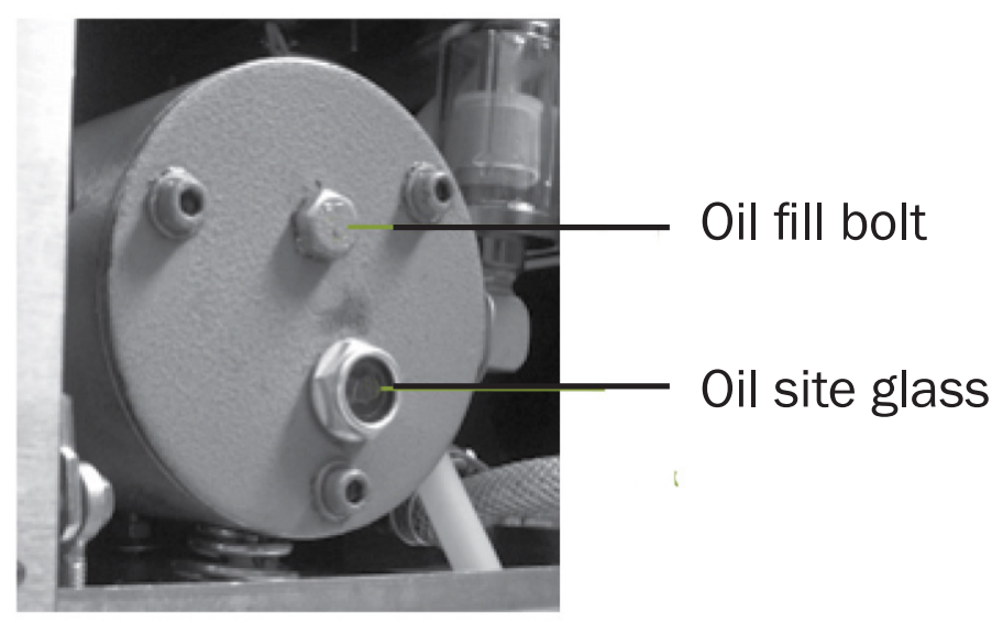 adcraft_adding_oil_to_the_vacuum_machine_vacuum_packaging_machine_vs-300.png