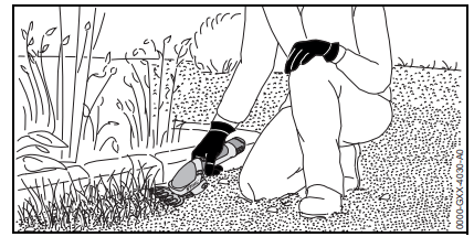 cutting_grass_stihl_garden_shears_hsa-25.png