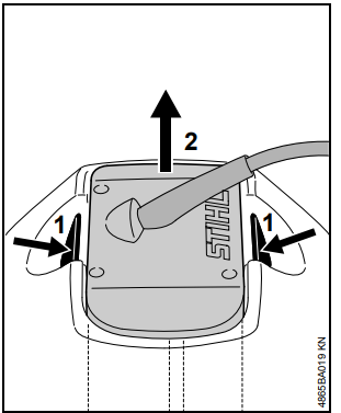 disconnecting_battery_from_power_tool_stihl_garden_shears_hsa-25.png